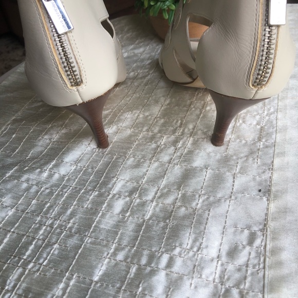 Michael Kors leather buckle heels. Sz 7 1/2 - Picture 5 of 10